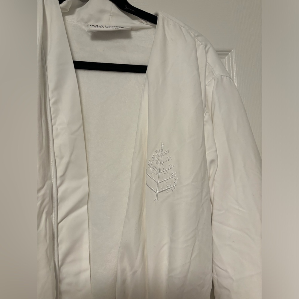 Four Seasons Spa Robe - Picture 8 of 10